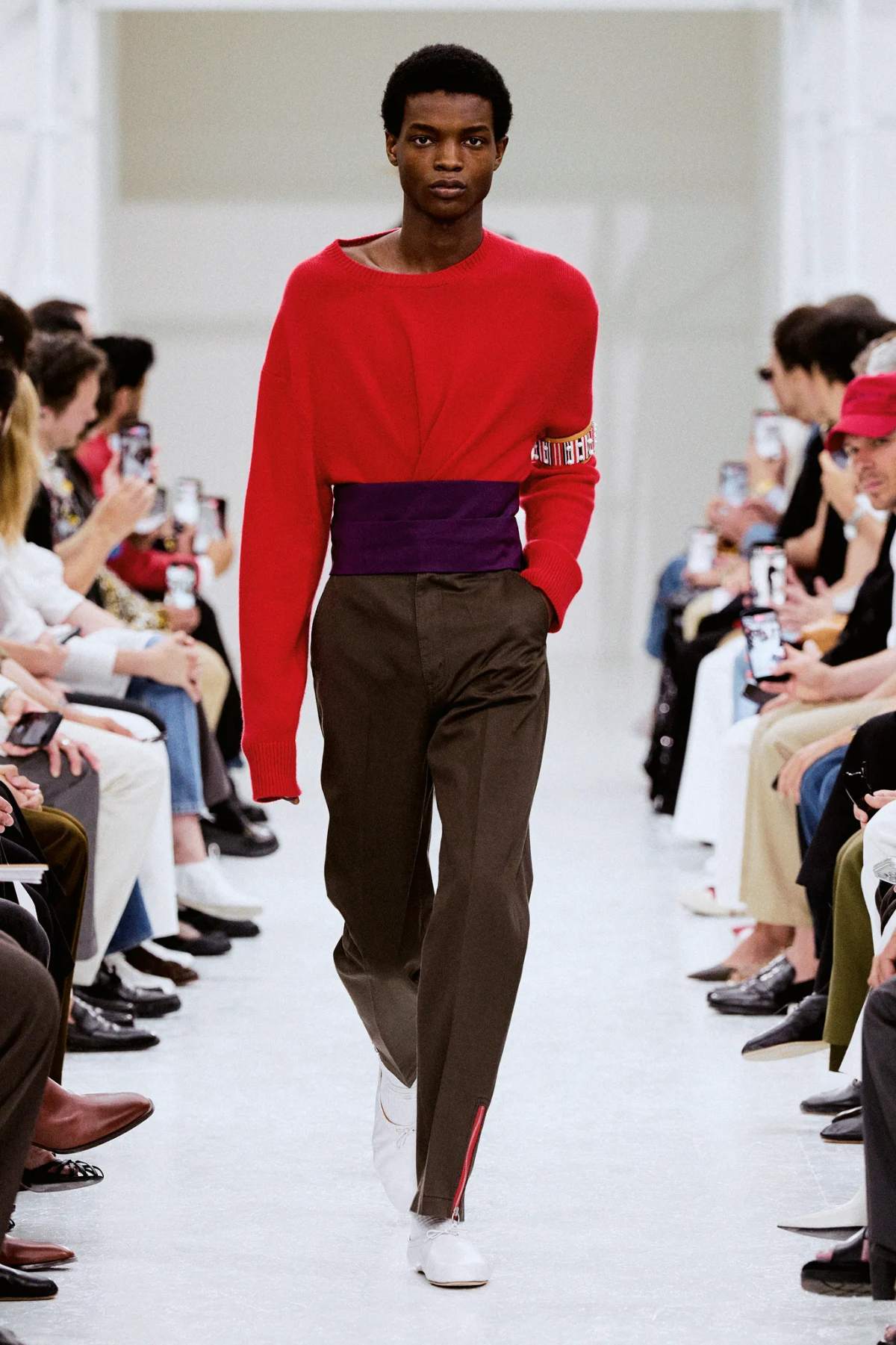 foto com cor. looks masculinos paris fashion week - metrópoles