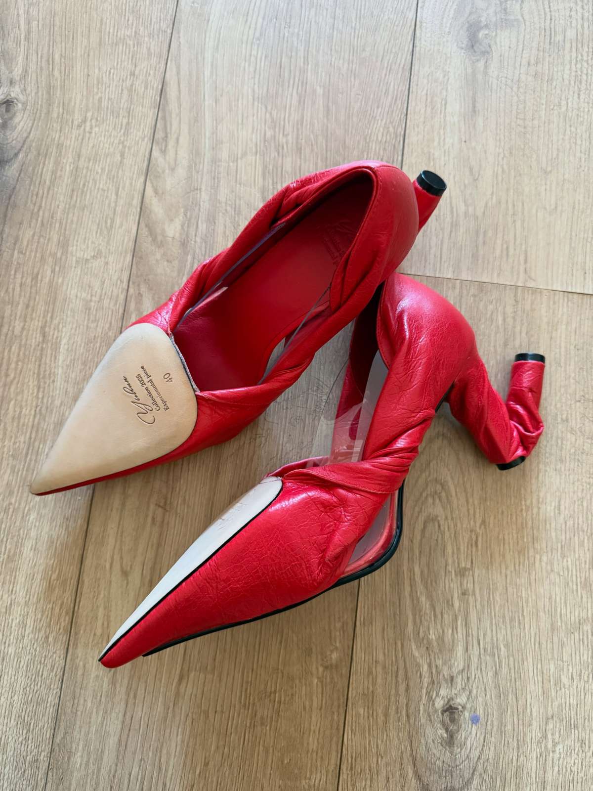 foto com cor. scarpins irreverentes de designer chinesa viralizam - metrópoles