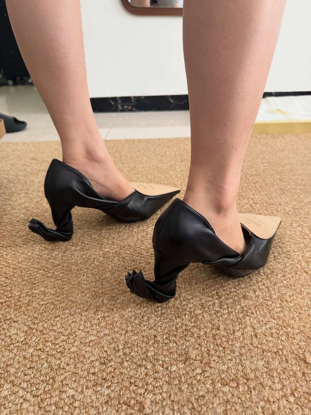 foto com cor. scarpins irreverentes de designer chinesa viralizam - metrópoles