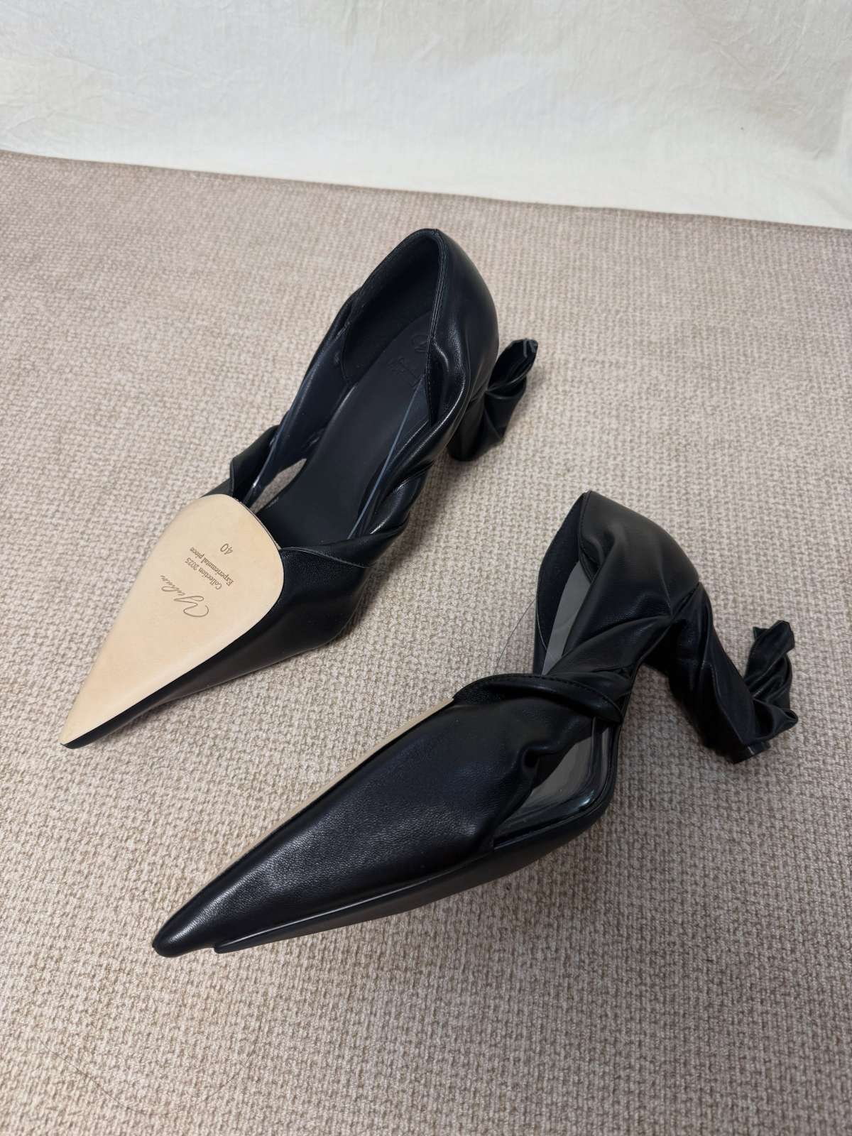 foto com cor. scarpins irreverentes de designer chinesa viralizam - metrópoles