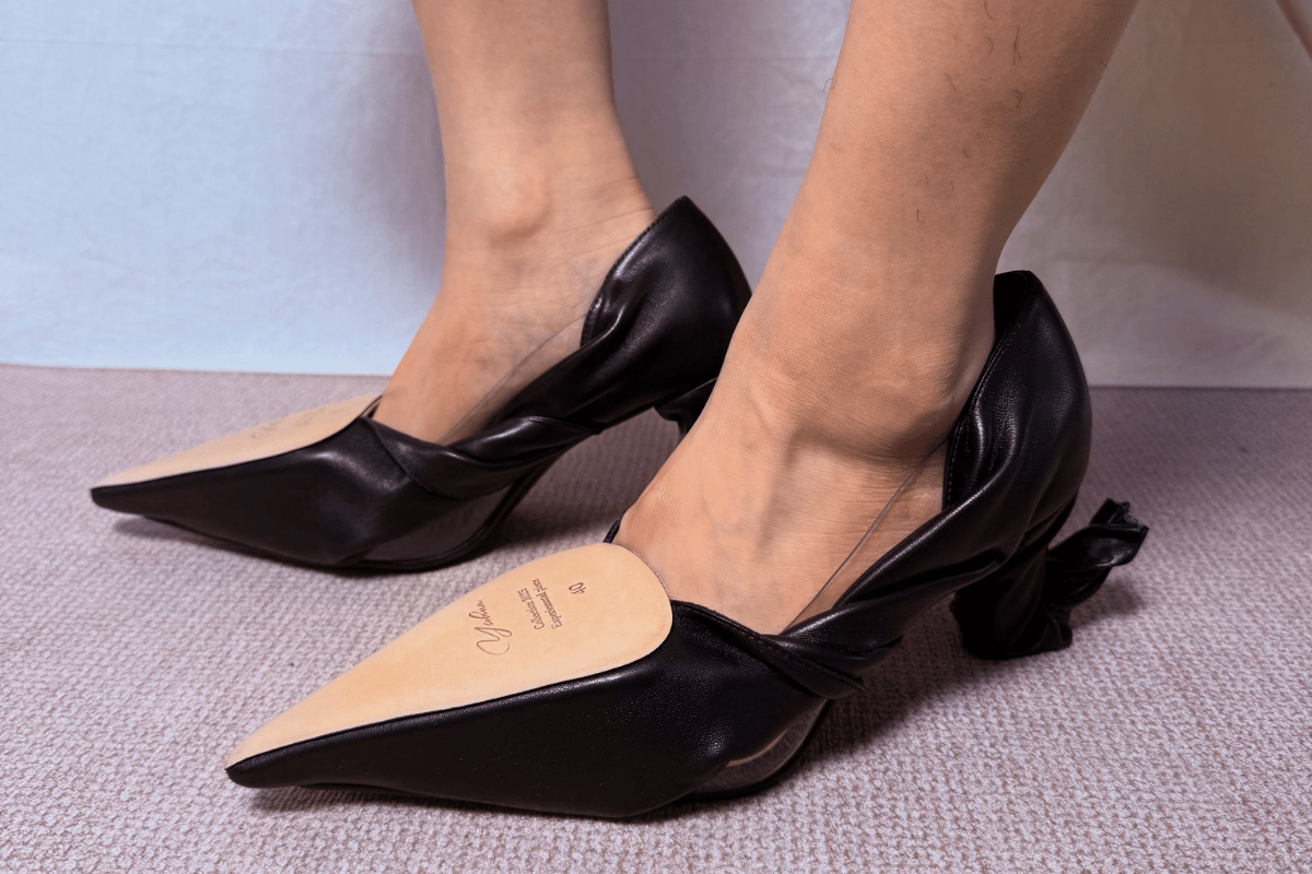 Scarpin ganha releitura irreverente de designer chinesa e viraliza