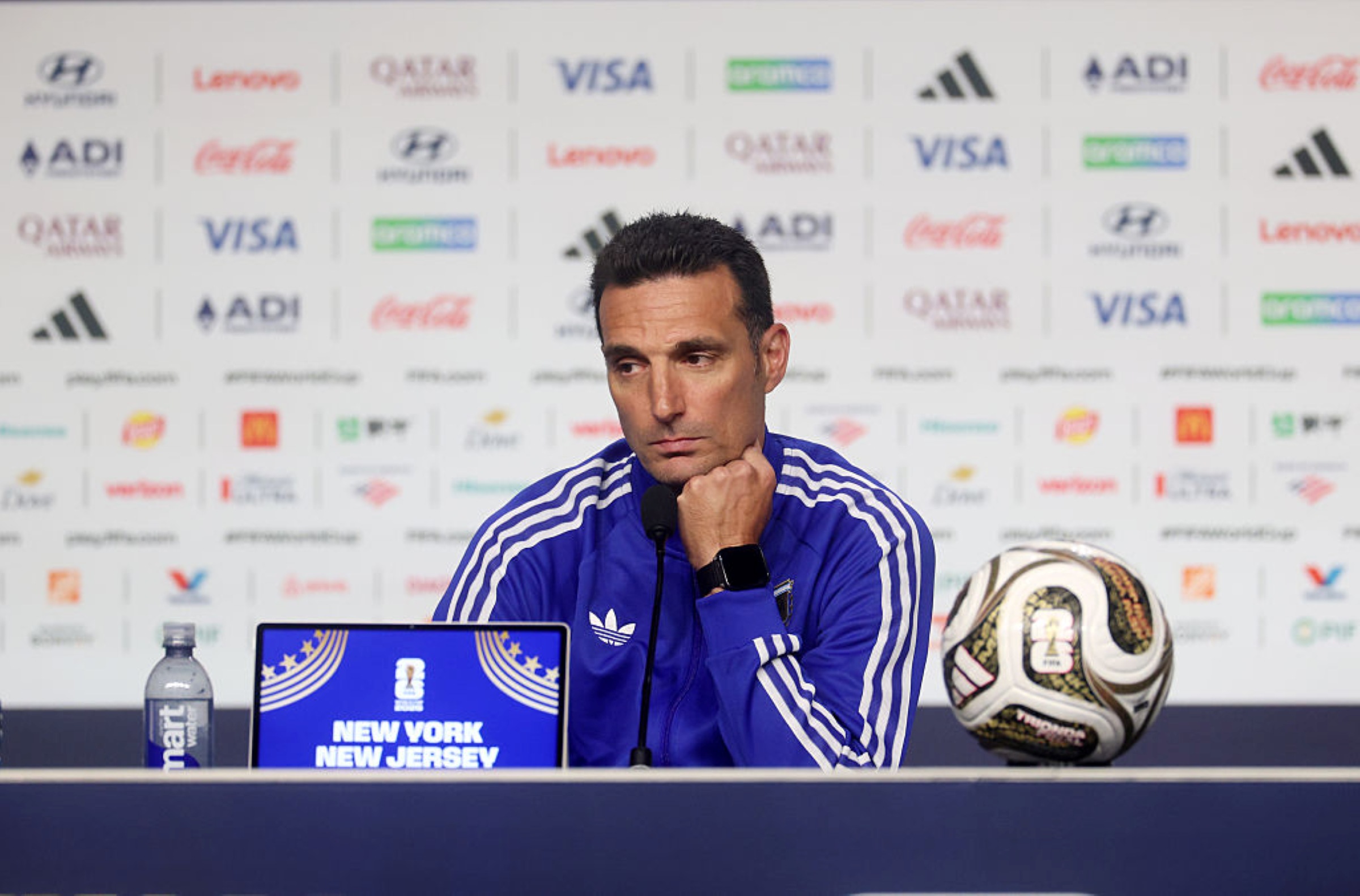 Scaloni cai em prantos e não consegue terminar coletiva da Argentina