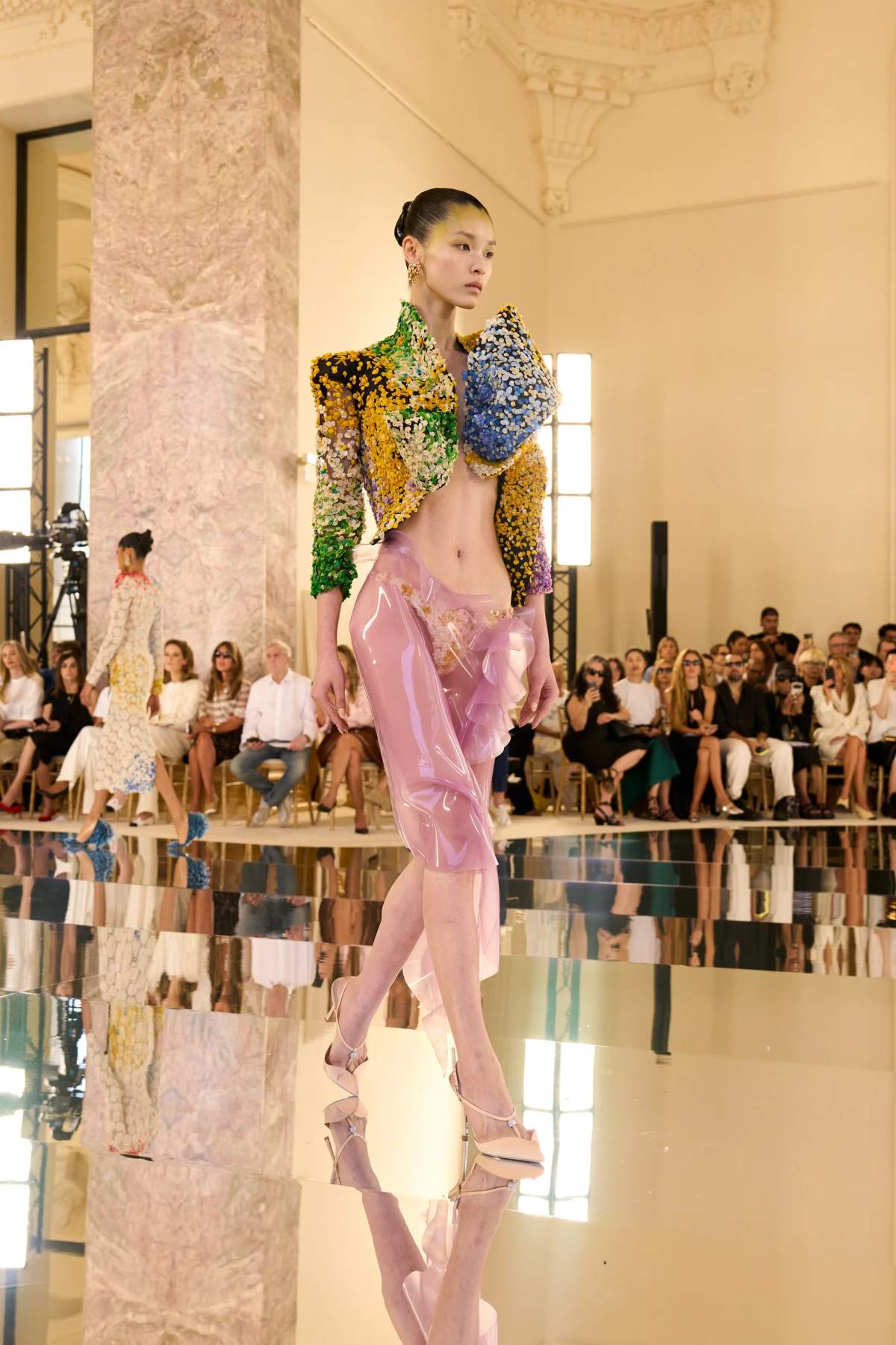 foto com cor. desfile alta-costura schiaparelli outono/inverno 2026/2027 - metrópoles