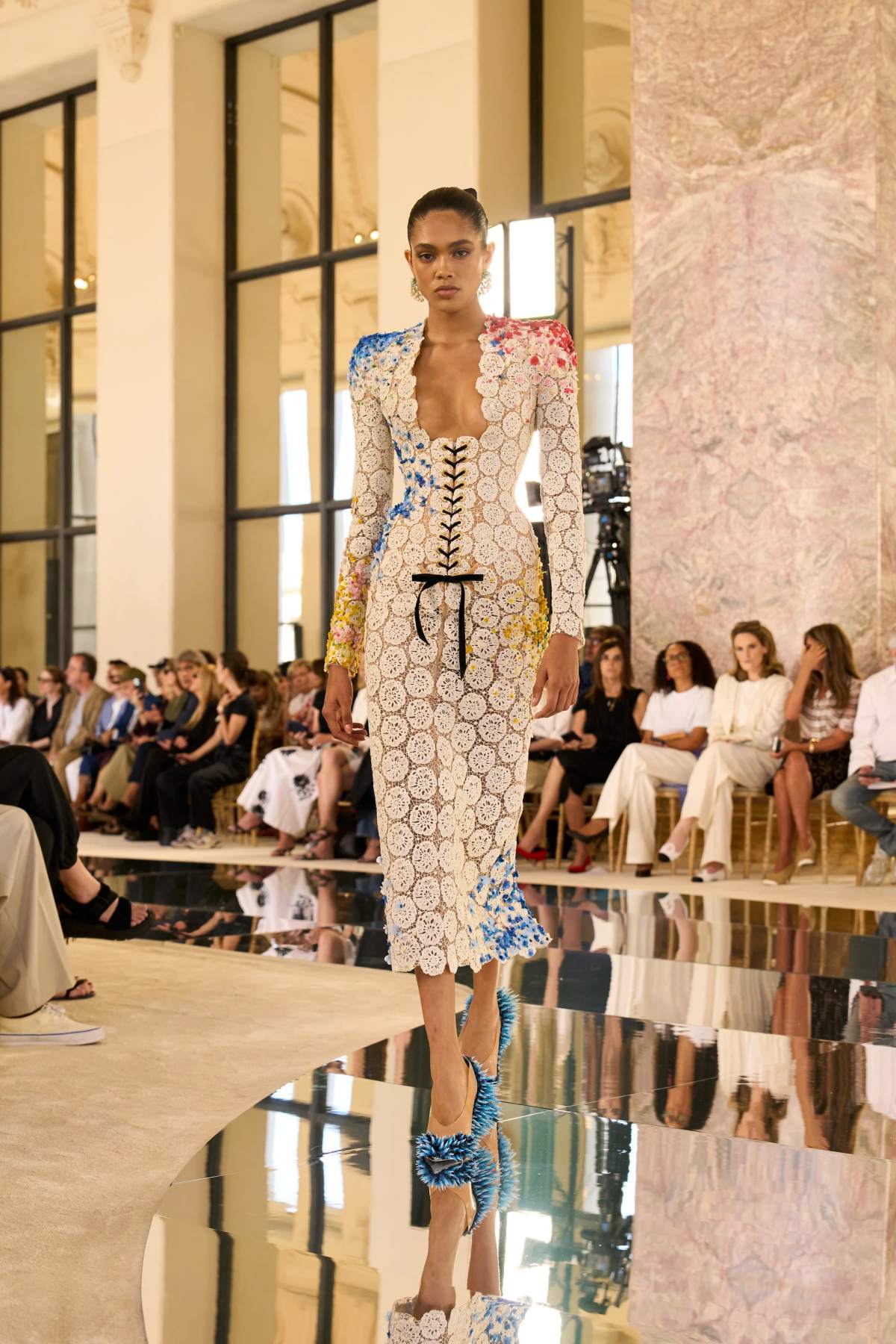 foto com cor. desfile alta-costura schiaparelli outono/inverno 2026/2027 - metrópoles