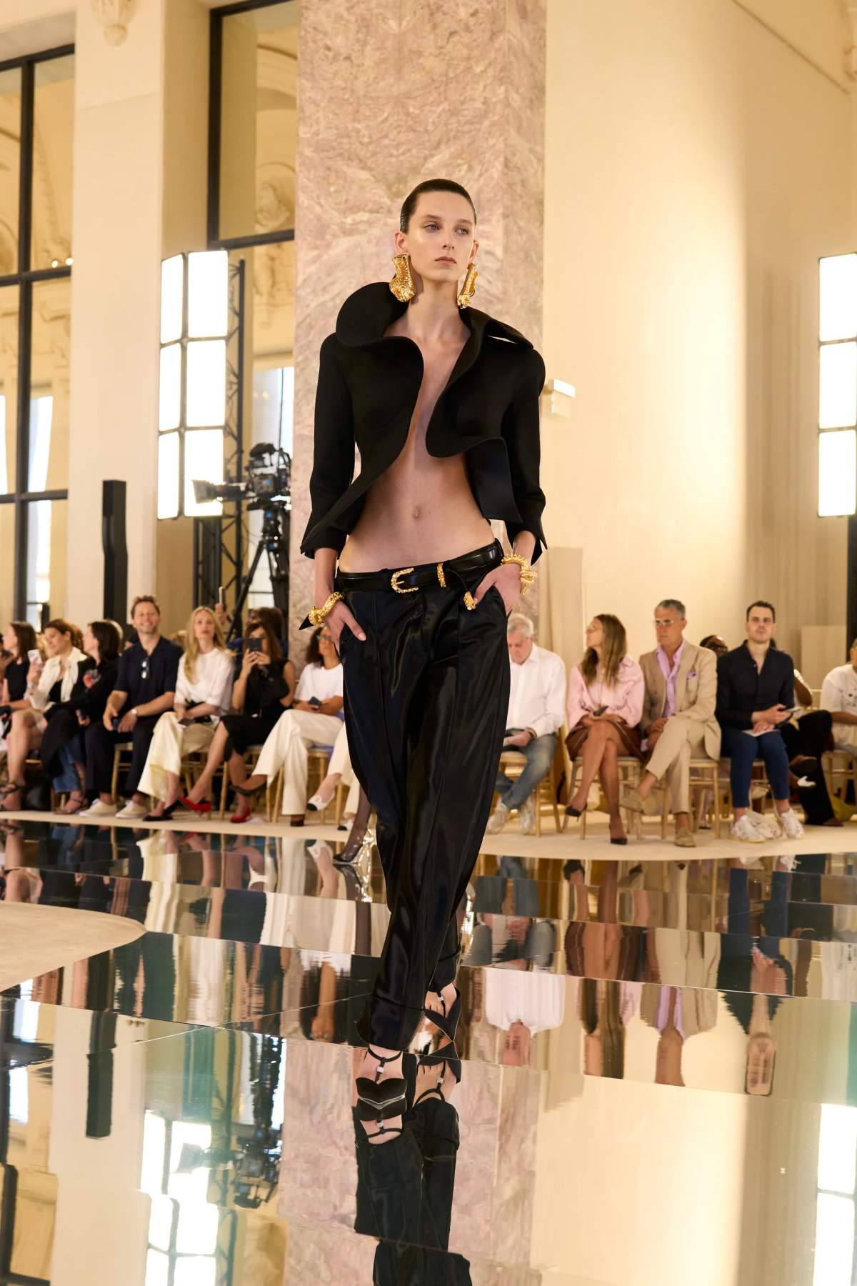 foto com cor. desfile alta-costura schiaparelli outono/inverno 2026/2027 - metrópoles