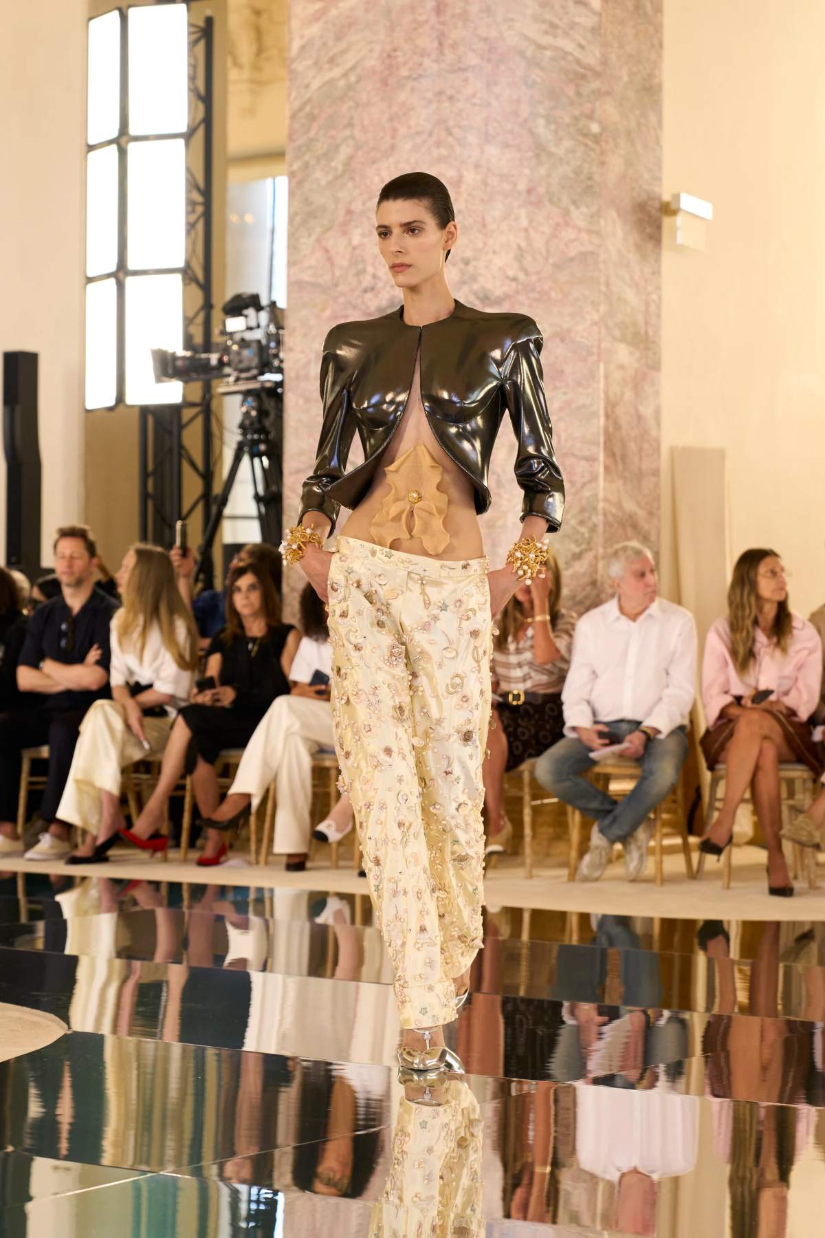 foto com cor. desfile alta-costura schiaparelli outono/inverno 2026/2027 - metrópoles
