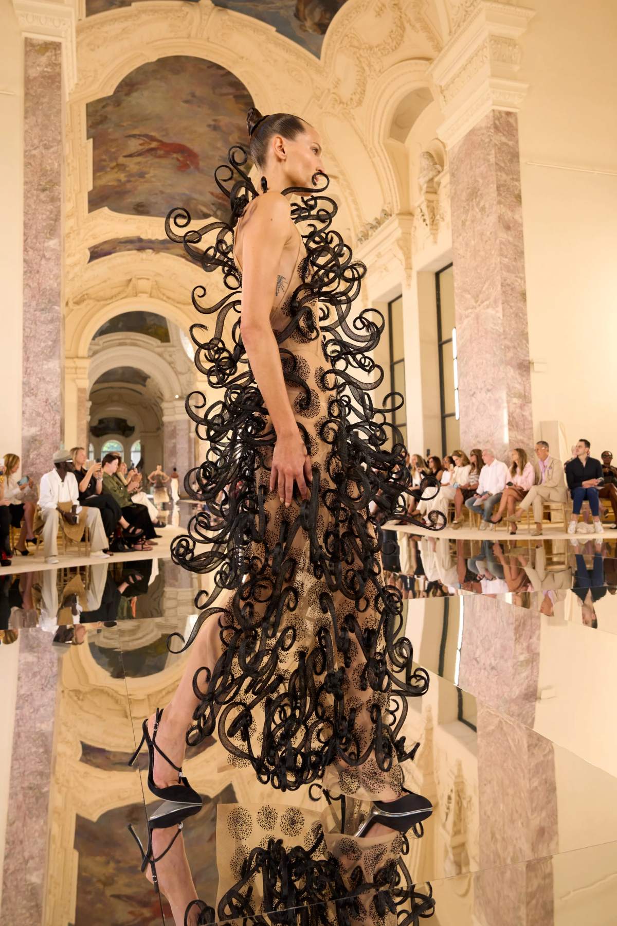 foto com cor. desfile alta-costura schiaparelli outono/inverno 2026/2027 - metrópoles