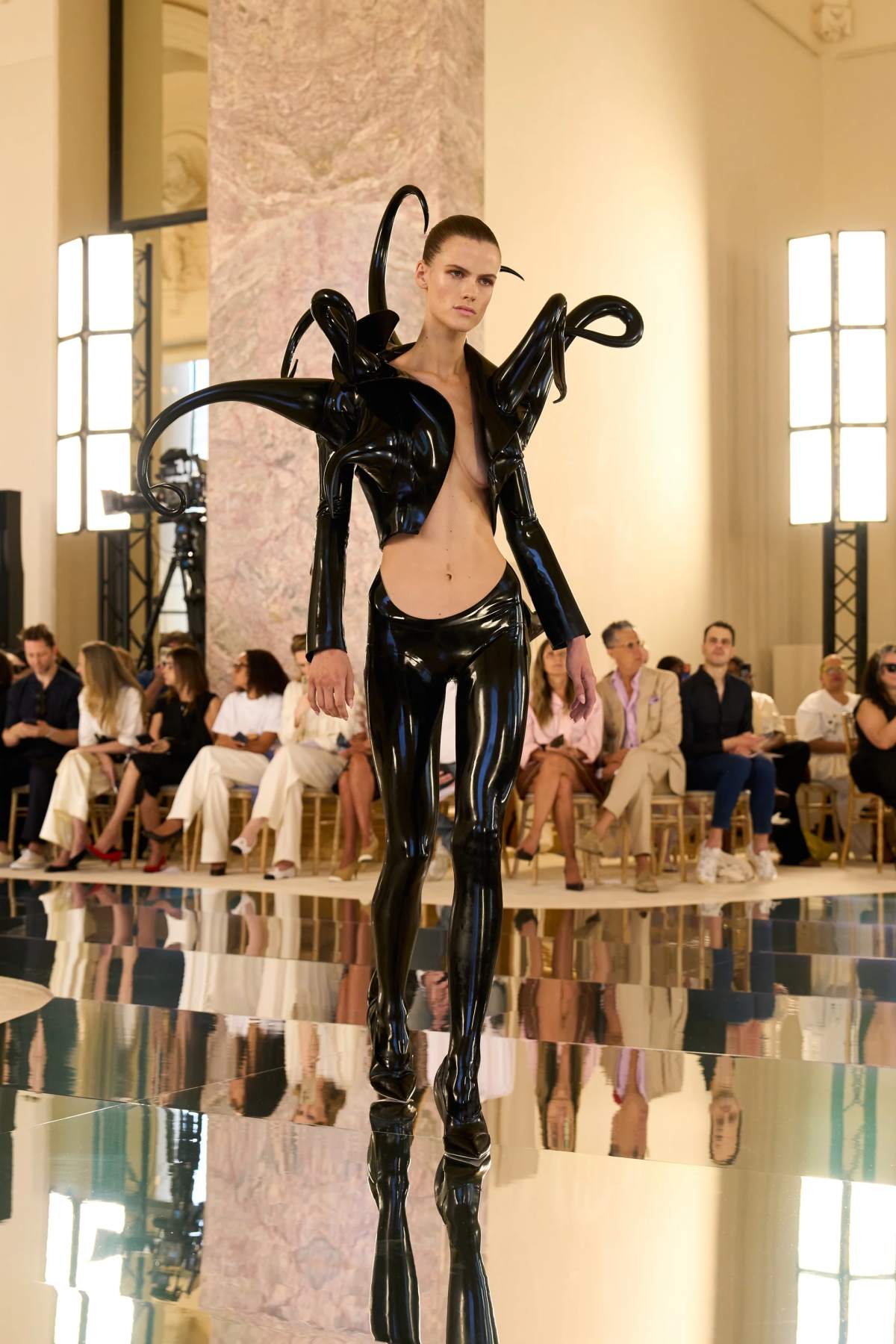 foto com cor. desfile alta-costura schiaparelli outono/inverno 2026/2027 - metrópoles