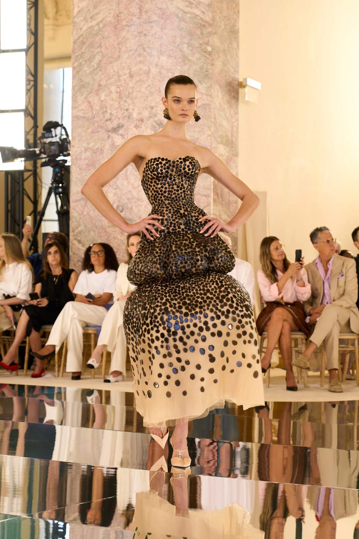 foto com cor. desfile alta-costura schiaparelli outono/inverno 2026/2027 - metrópoles