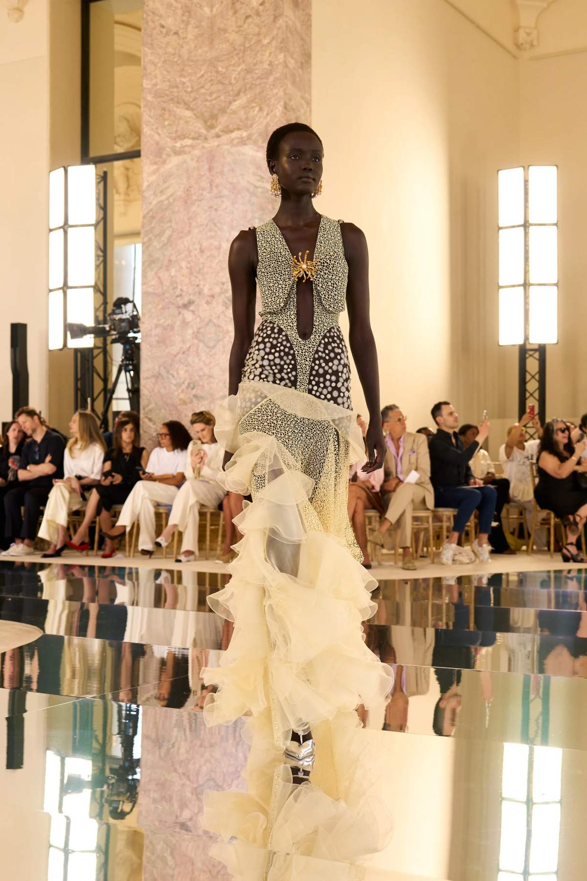 foto com cor. desfile alta-costura schiaparelli outono/inverno 2026/2027 - metrópoles
