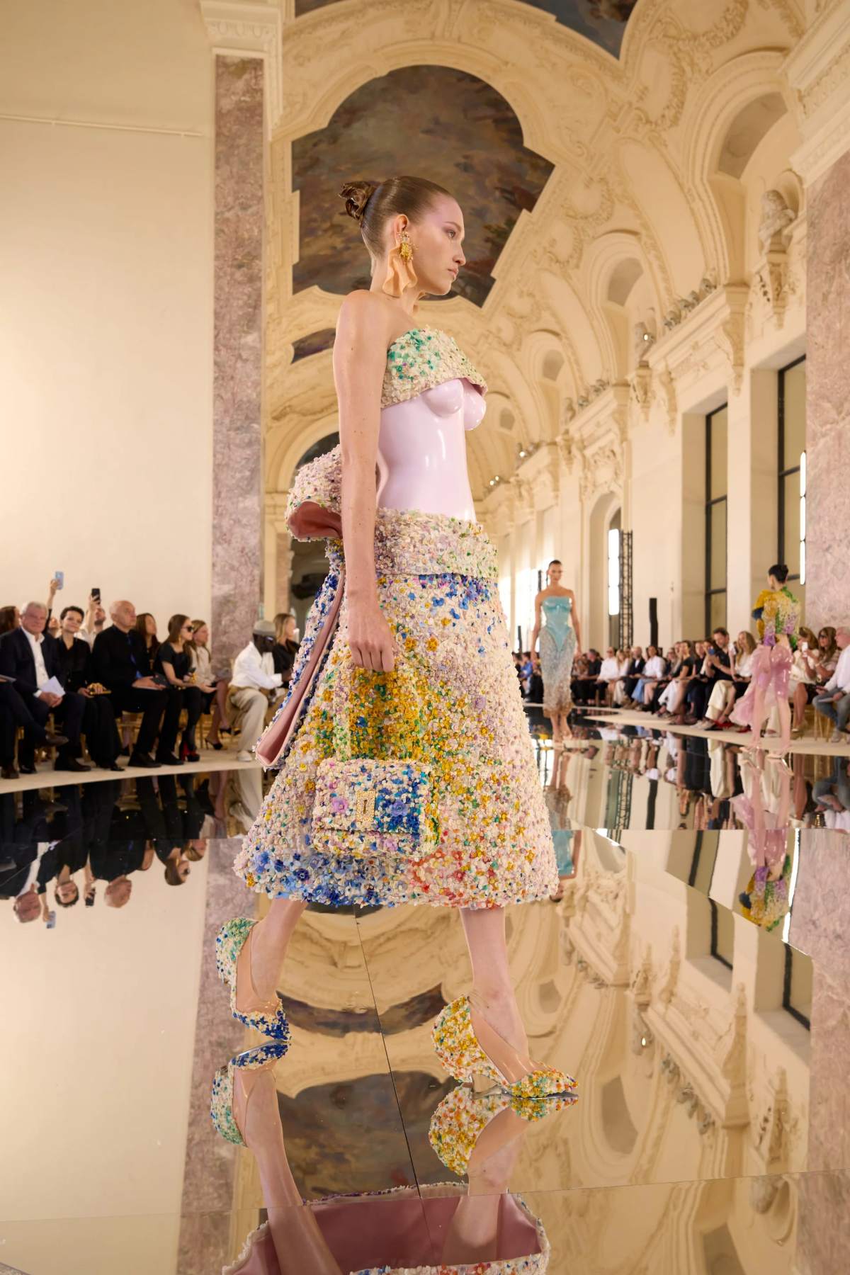 foto com cor. desfile alta-costura schiaparelli outono/inverno 2026/2027 - metrópoles