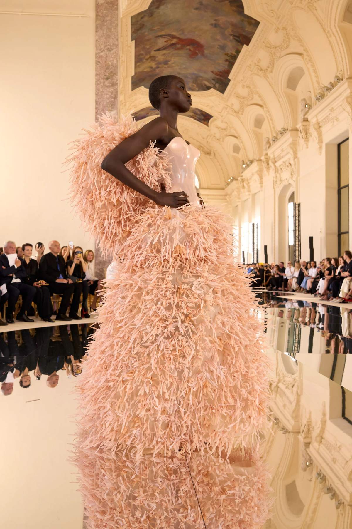 foto com cor. desfile alta-costura schiaparelli outono/inverno 2026/2027 - metrópoles