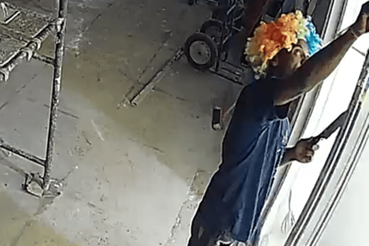 Imagem vinculada ao feed original: De peruca colorida e faca, “palhaço do crime” furta lojas na Asa Norte