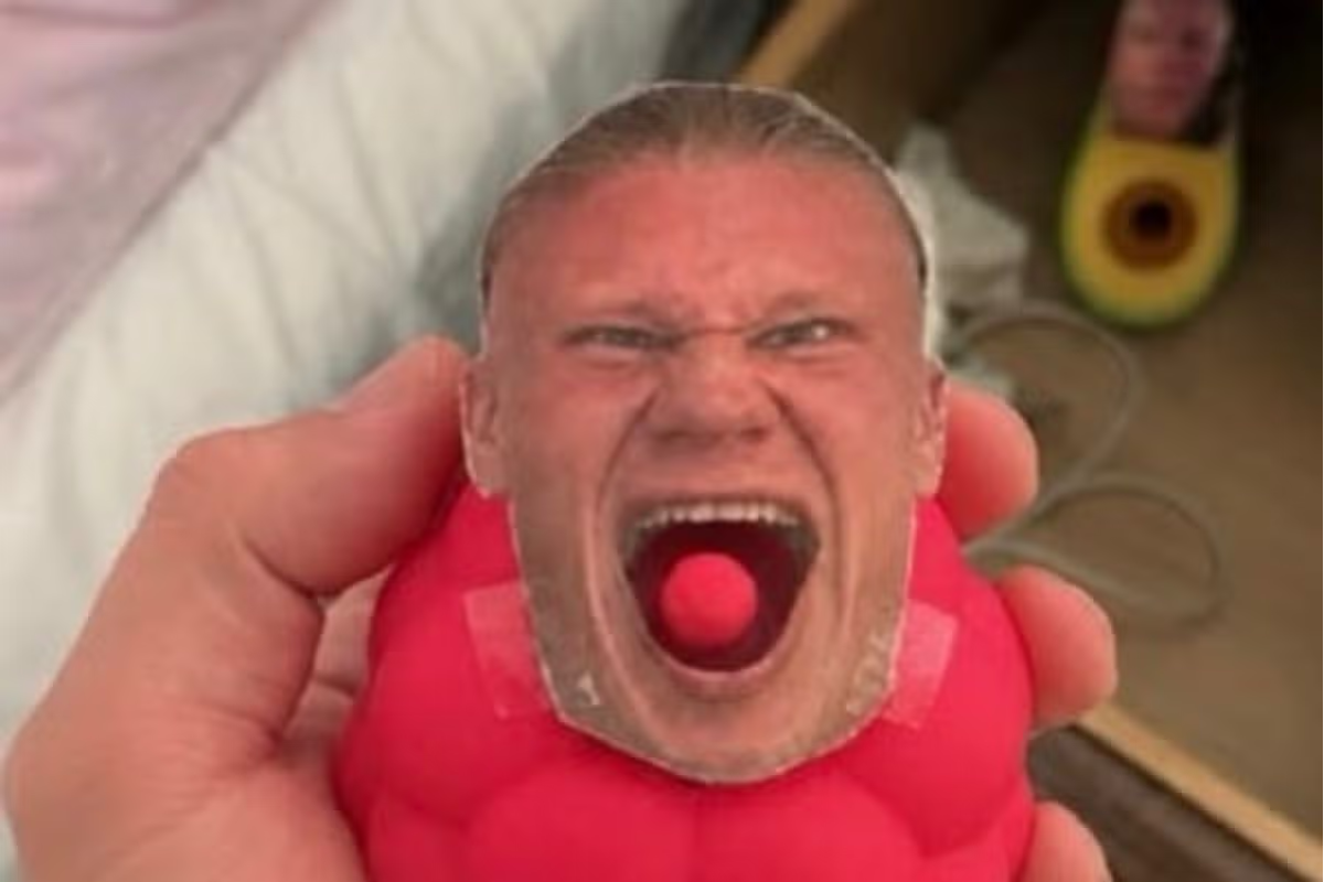 Sex toy personalizado de Haaland faz homem acusar parceira de traição