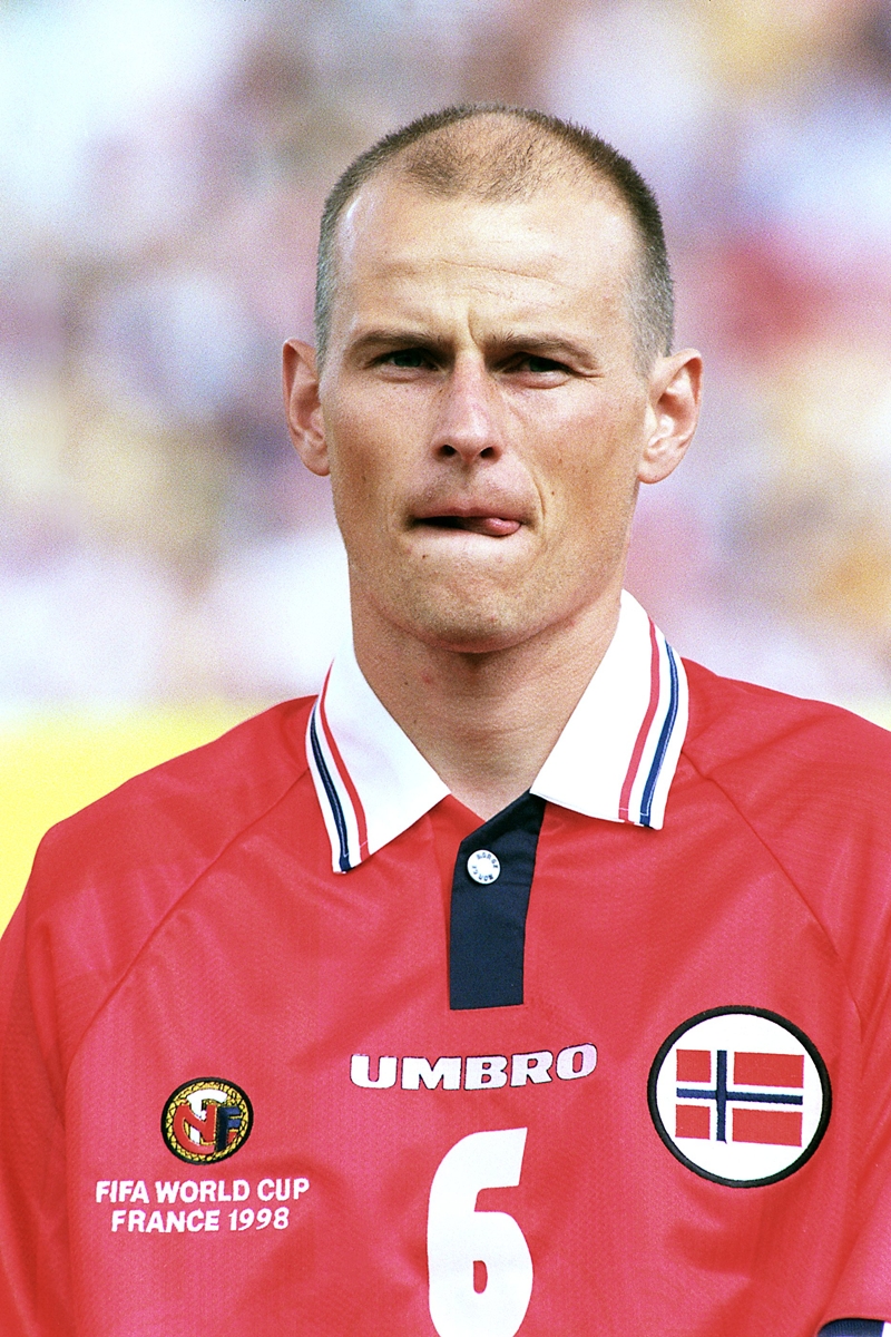 Foto colorida de homem com o uniforme da Seleção da Noruega na Copa do Mundo de 1998 - Metrópoles