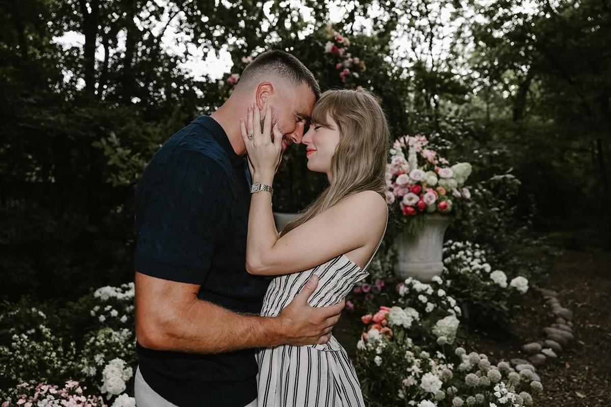Foto colorida de homem e mulher abraçados. Ela está com a mão no rosto dele - Metrópoles