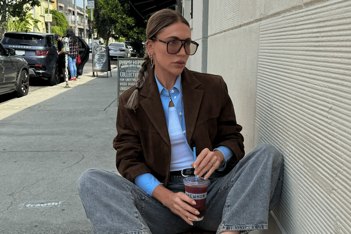 Veja 3 tendências de inverno que mesclam couro, camurça e jeans