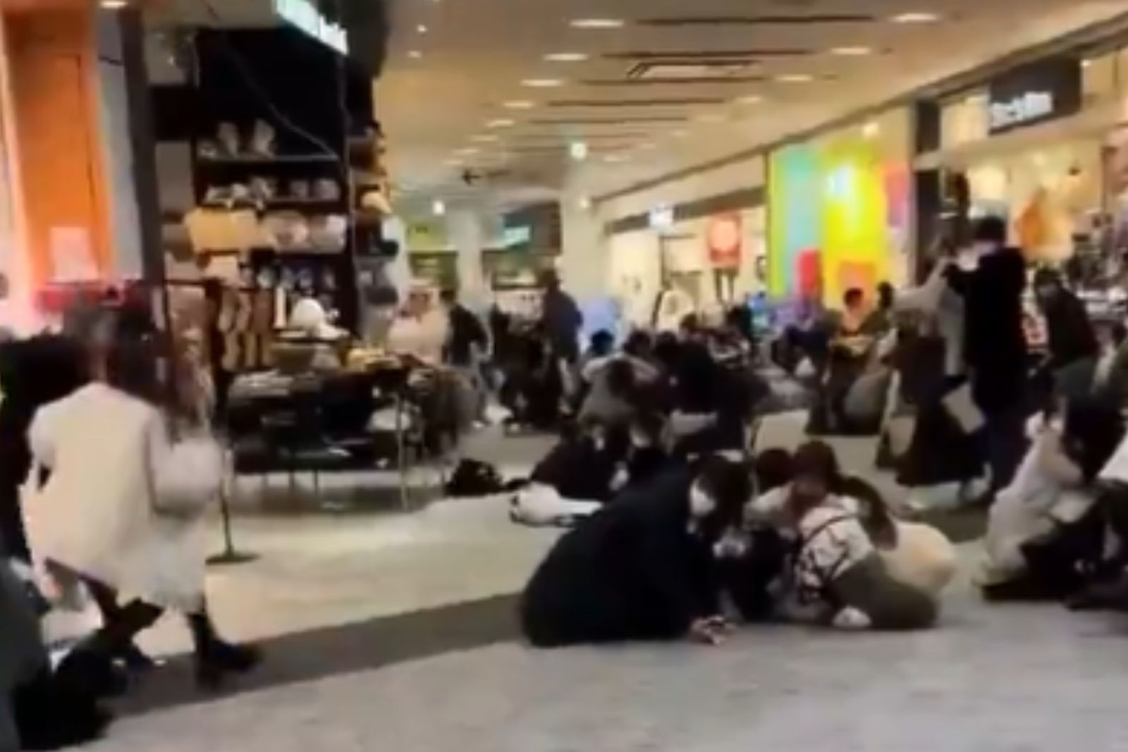 Terremoto de magnitude 7,1 derruba prédios e shopping center no Japão