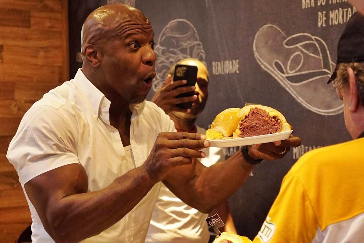 Foto colorida de terry crews no mercadão de SP