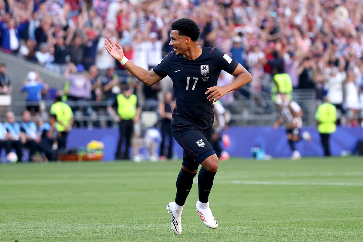 Meio-campista americano iguala Pelé e Messi em recorde de gols de falta em Copas