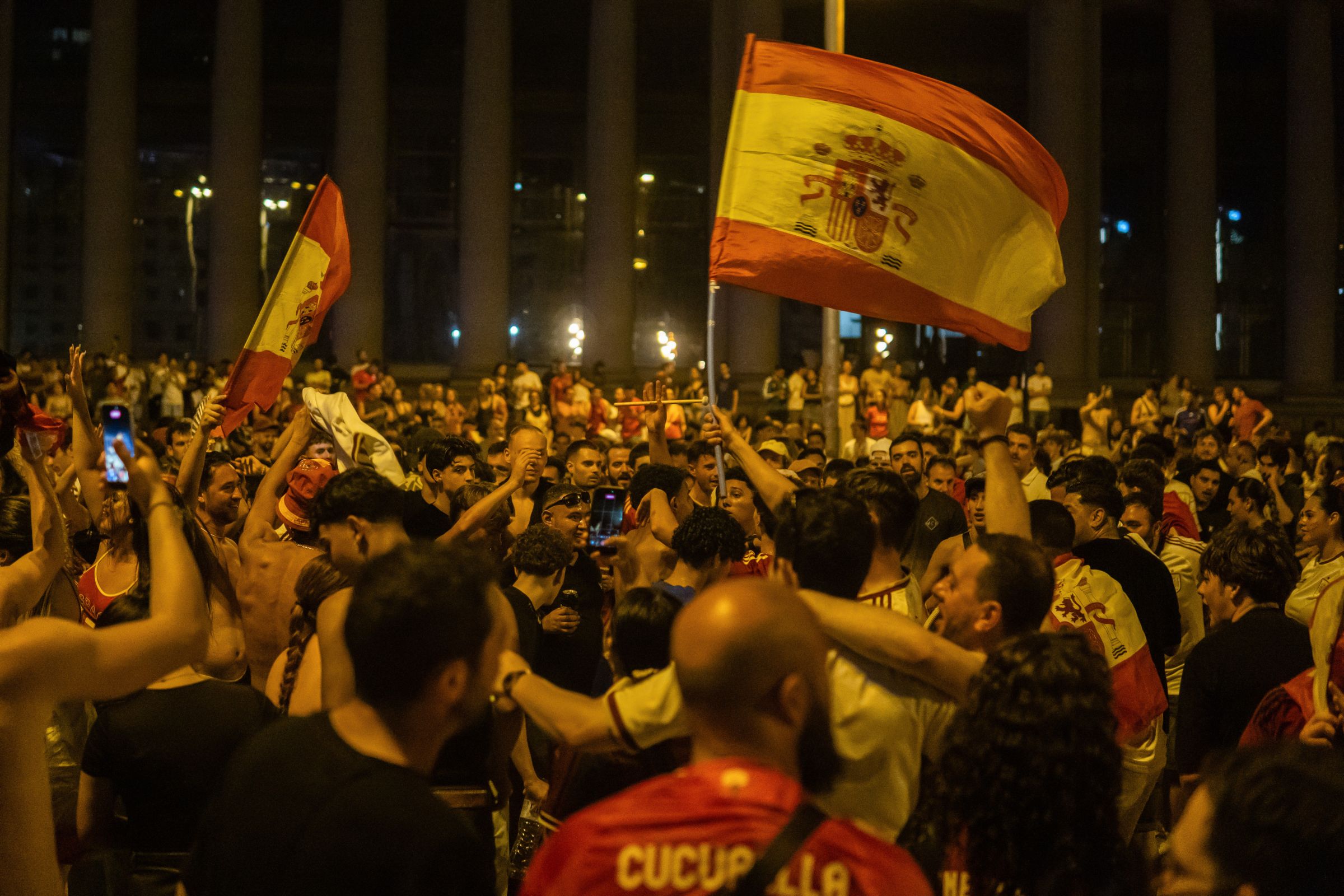Vitória da Espanha na Copa faz solo tremer em cidades do país europeu