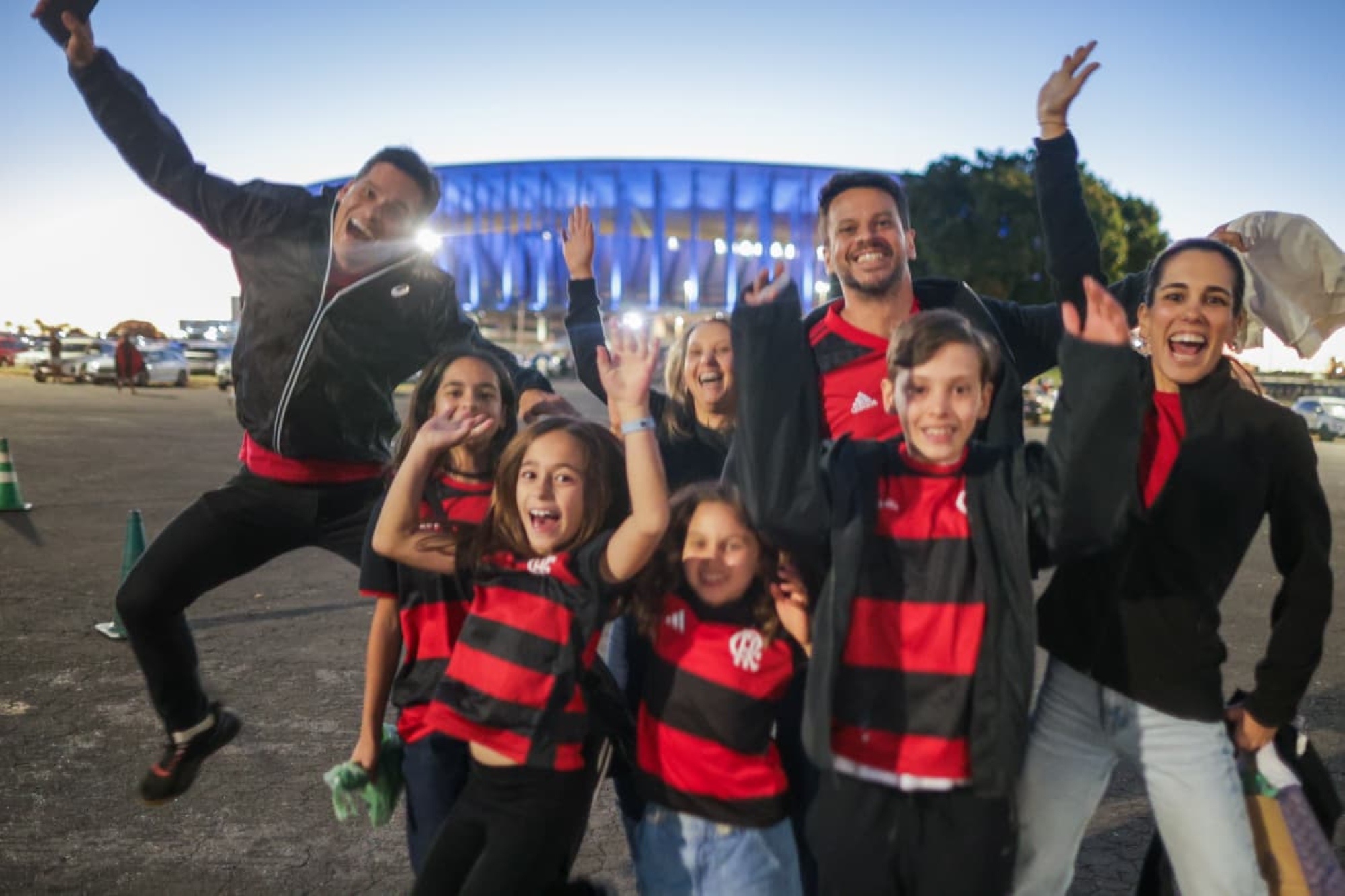 Torcedores chegam animados para Olimpia x Flamengo no Mané Garrincha