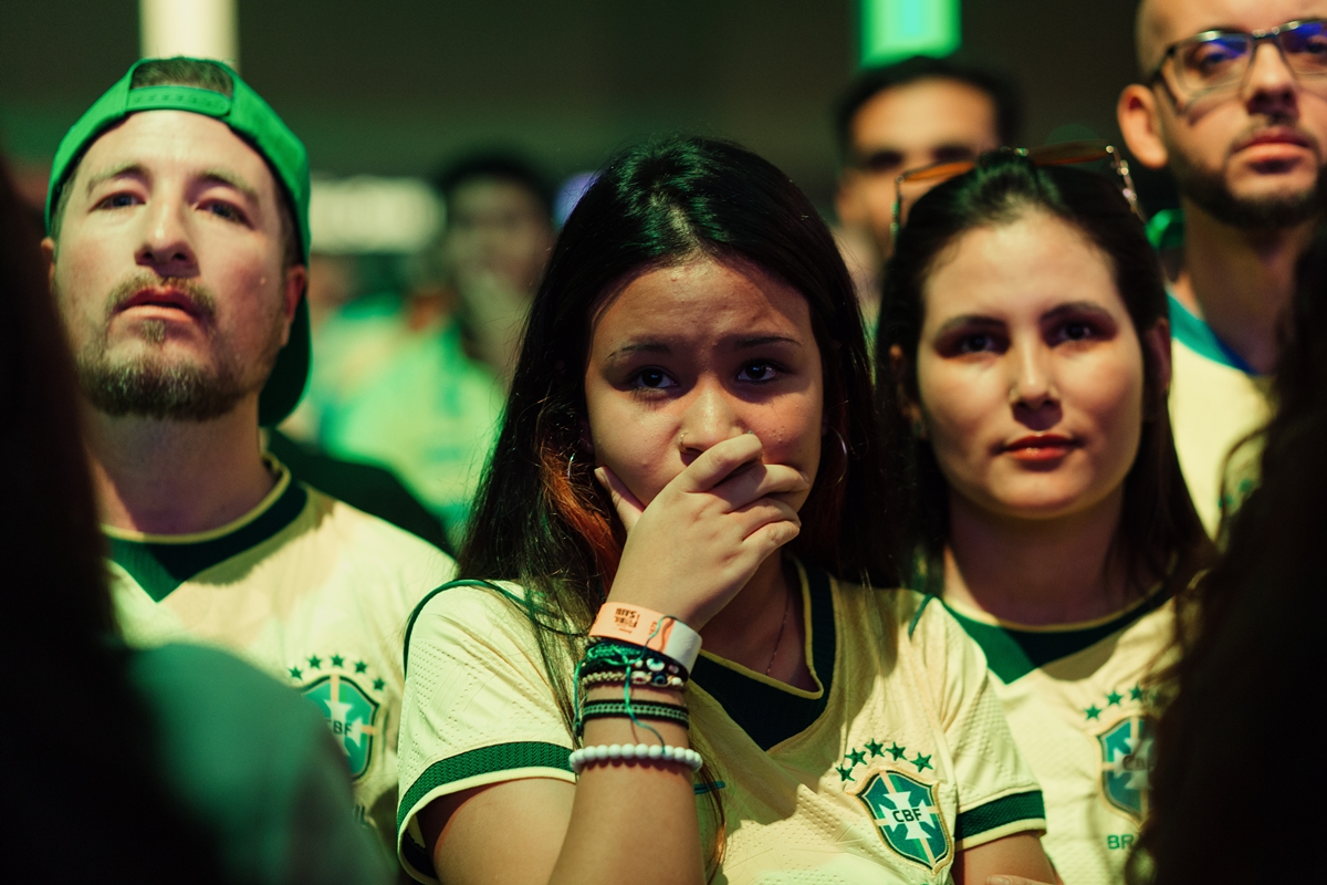 Foto colorida de torcedora da Seleção Brasileira - Metrópoles