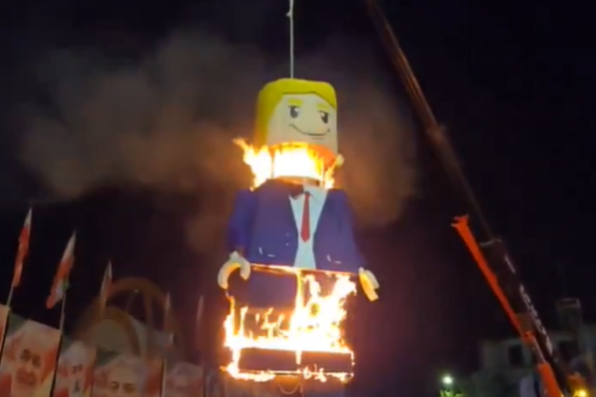 Iranianos queimaram um boneco estilo Lego do presidente dos EUA Donald Trump