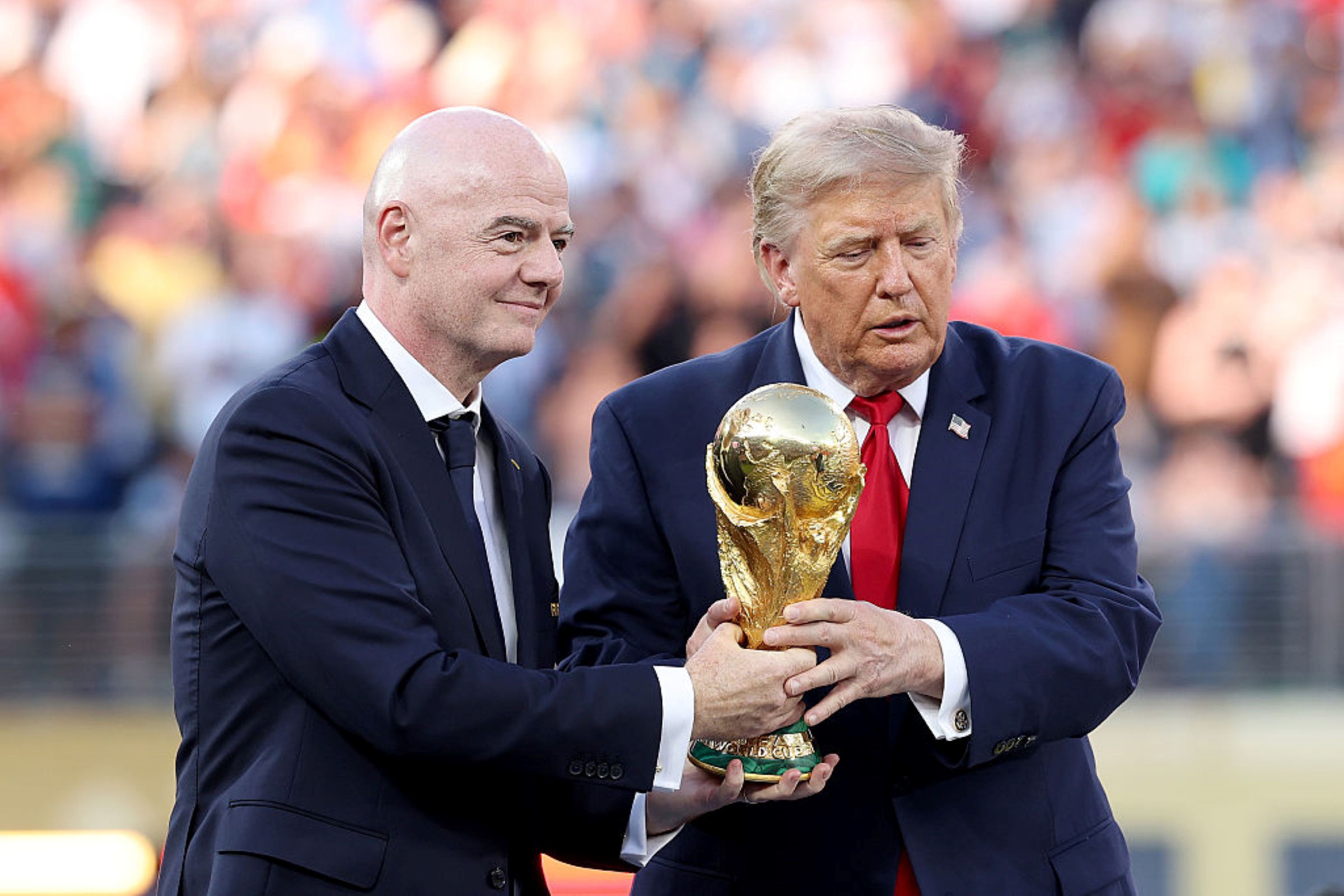 Trump e Infantino entregam taça da Copa do Mundo para a Espanha