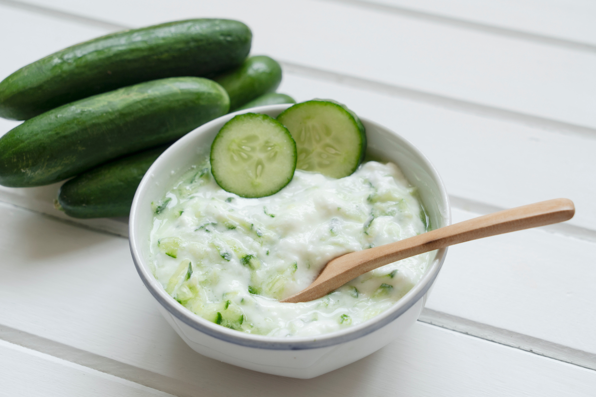 Tzatziki: molho grego de iogurte e pepino é opção saudável e proteica