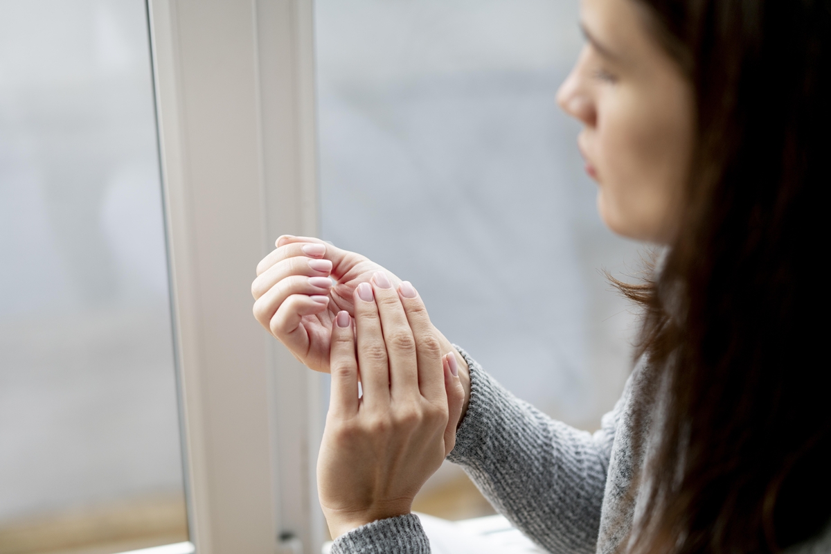 Pele solta ao redor das unhas é comum, mas pode indicar infecção