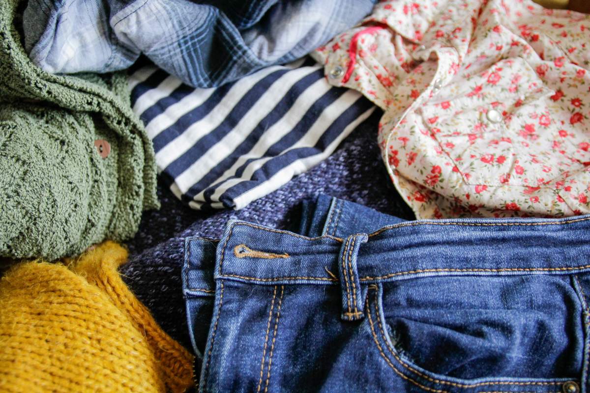 foto com cor. upcycling de roupas - metrópoles