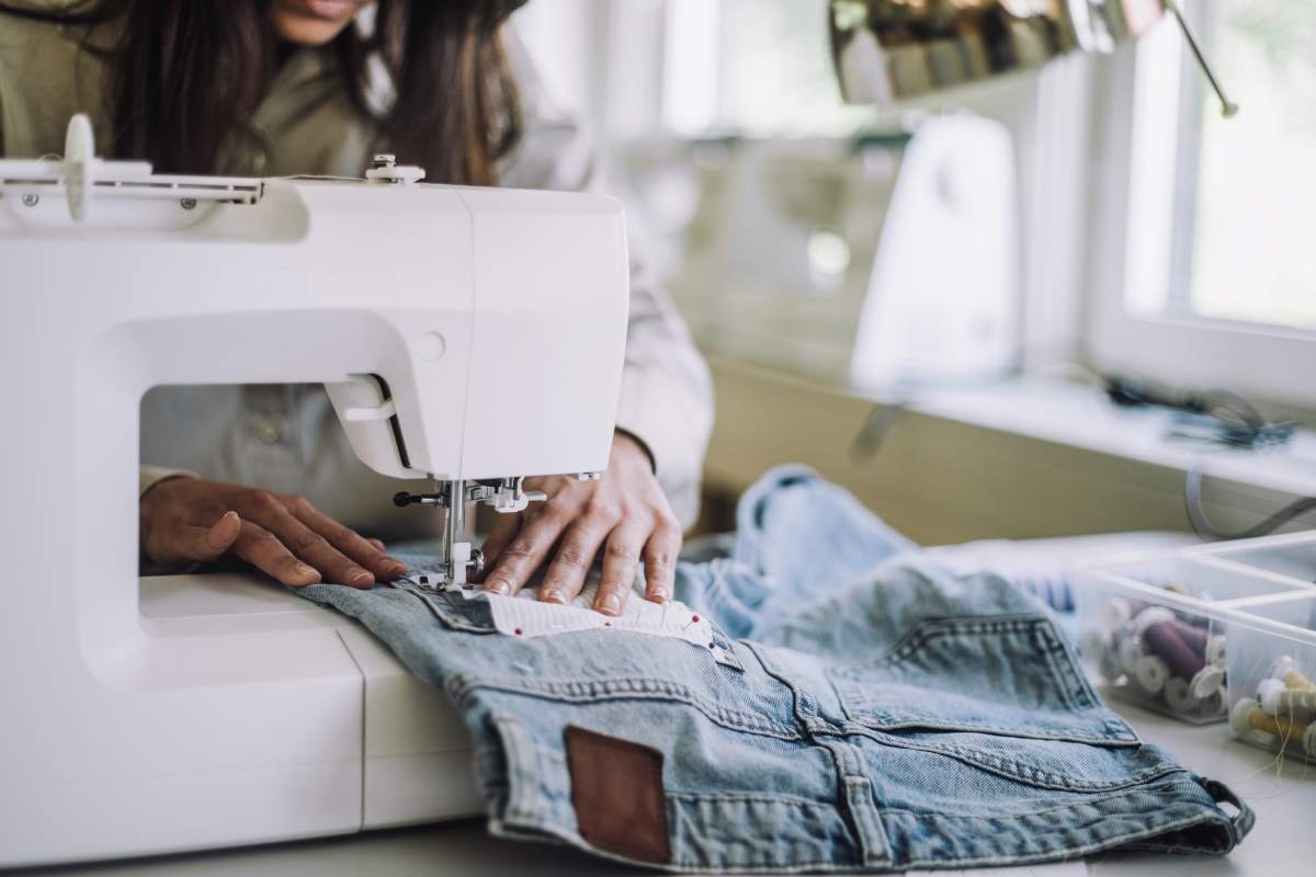 foto com cor. upcycling de roupas - metrópoles