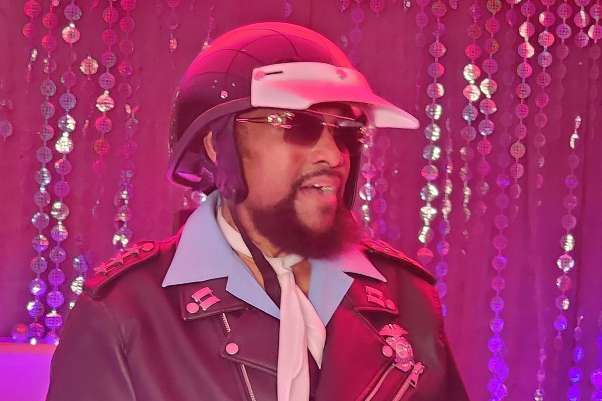 Morre o cantor Victor Willis, o policial do grupo Village People 3 Imagem colorida de Victor Willis vestido de policial - Metrópoles