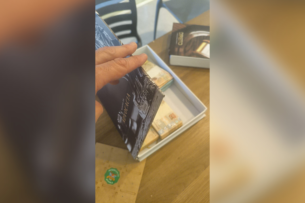 PF acha dinheiro em livro falso durante ação contra grupo de Sóstenes