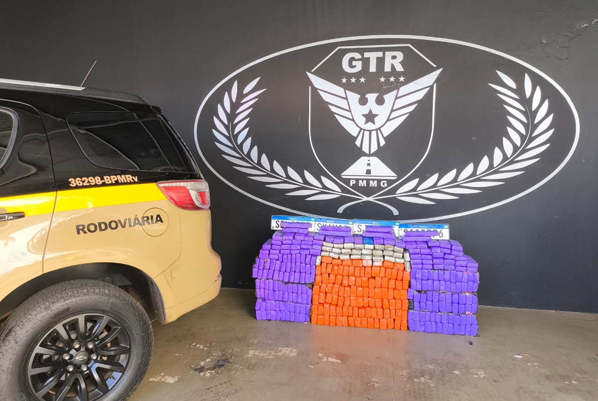 operação antidrogas na MGC 426, barras de maconha