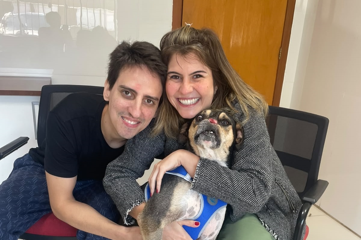 Casal que adotou cachorro abandonado