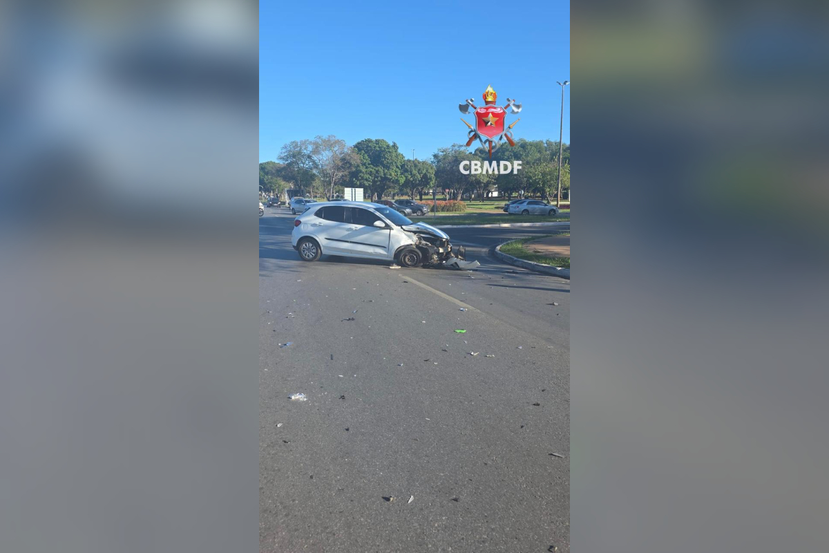 Carro e moto colidem no Eixo Monumental