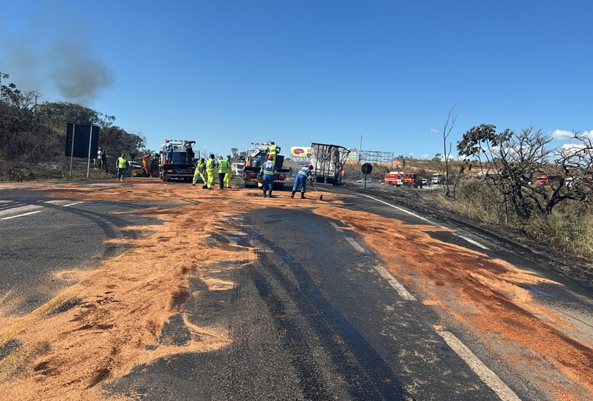 carreta incêndio BR-262