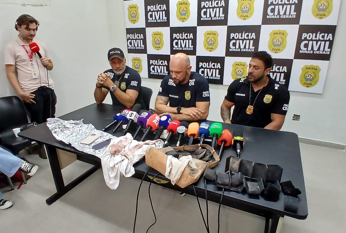 delegados apresentam objetos deixados em uma caçamba pela diarista