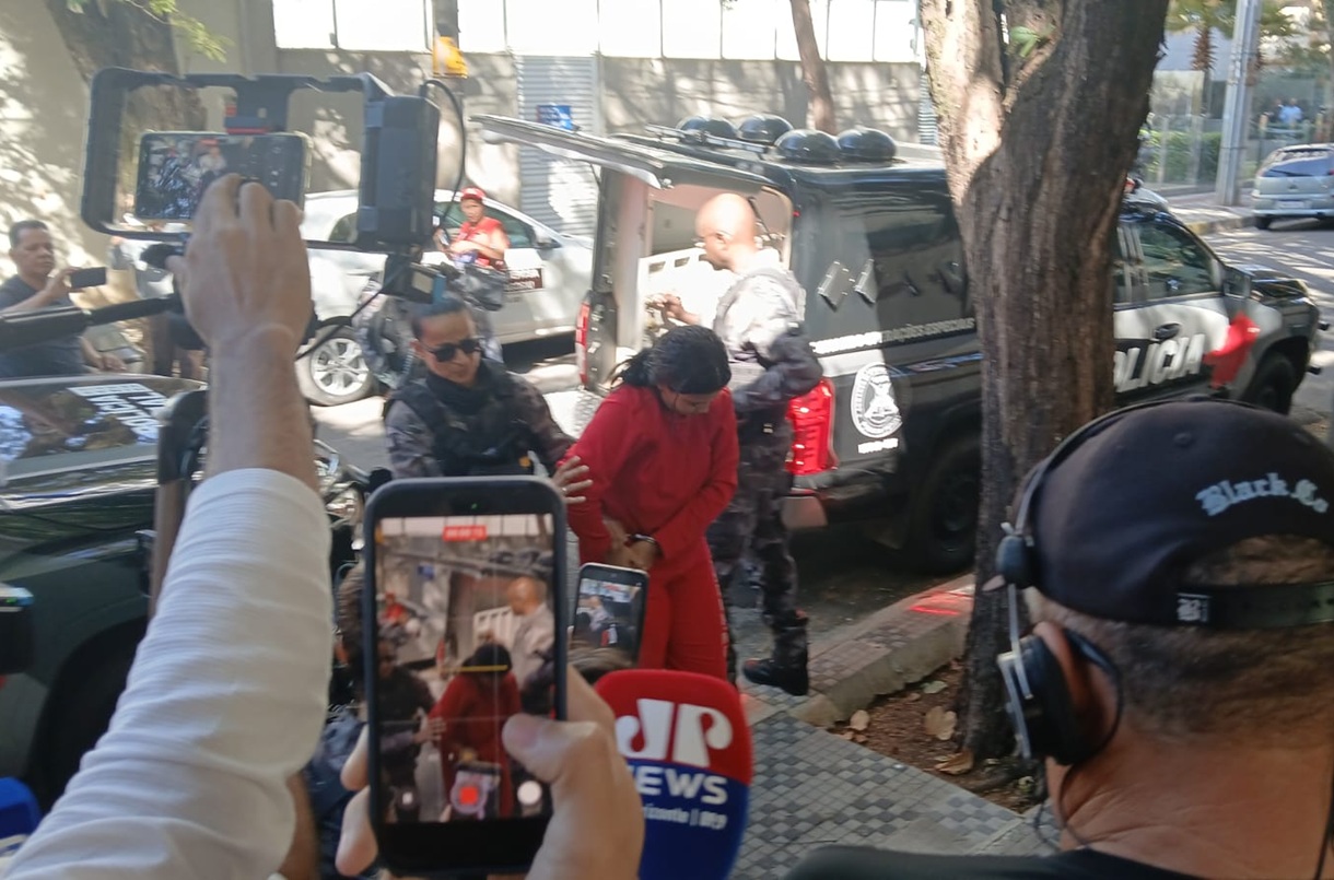 Diarista chega para a reconstituição do crime