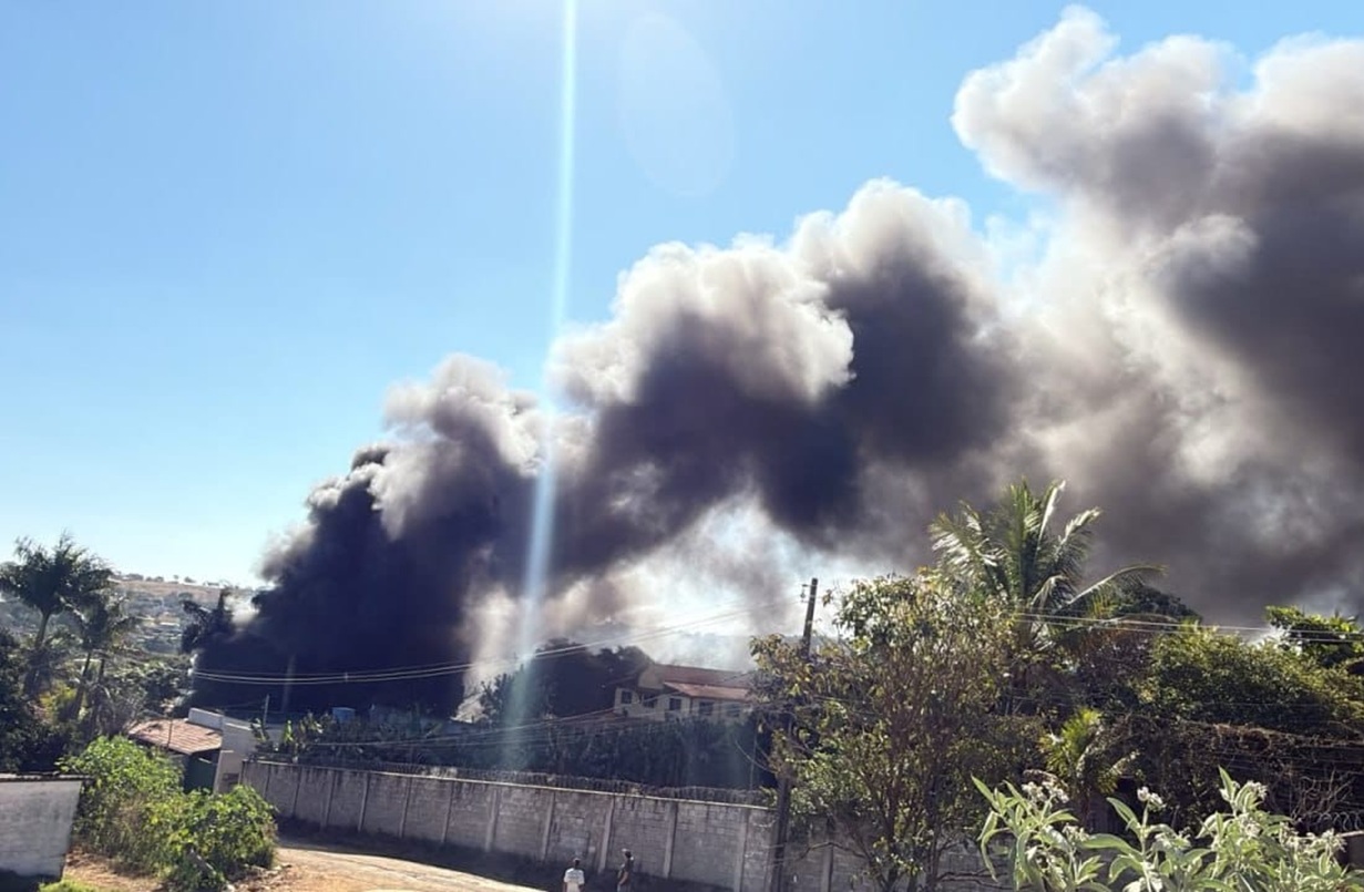 fumaça incêndio ferro-velho Contagem