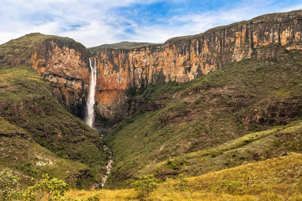 Maior de MG, Cachoeira do Tabuleiro é reaberta ao público após 5 anos