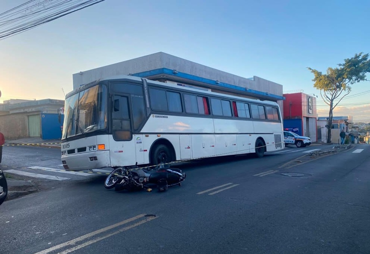 ônibus atropela mulher