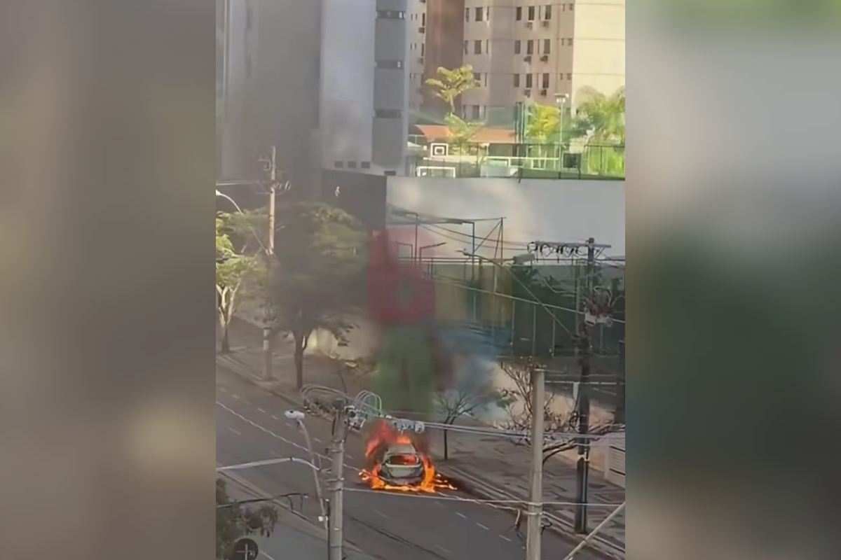 Carro explode, pega fogo e chamas atingem fiação elétrica em BH