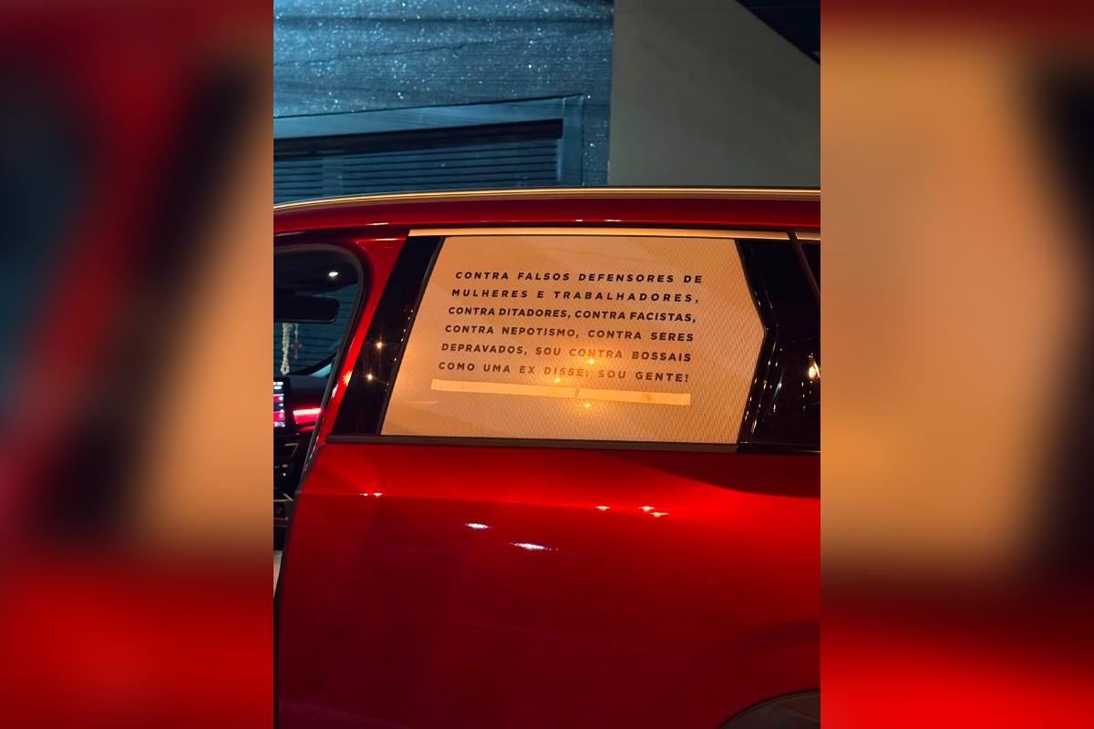 Suspeito de matar casal no DF circulava com mensagem colada no carro 22 Mensagem colada no carro do suspeito