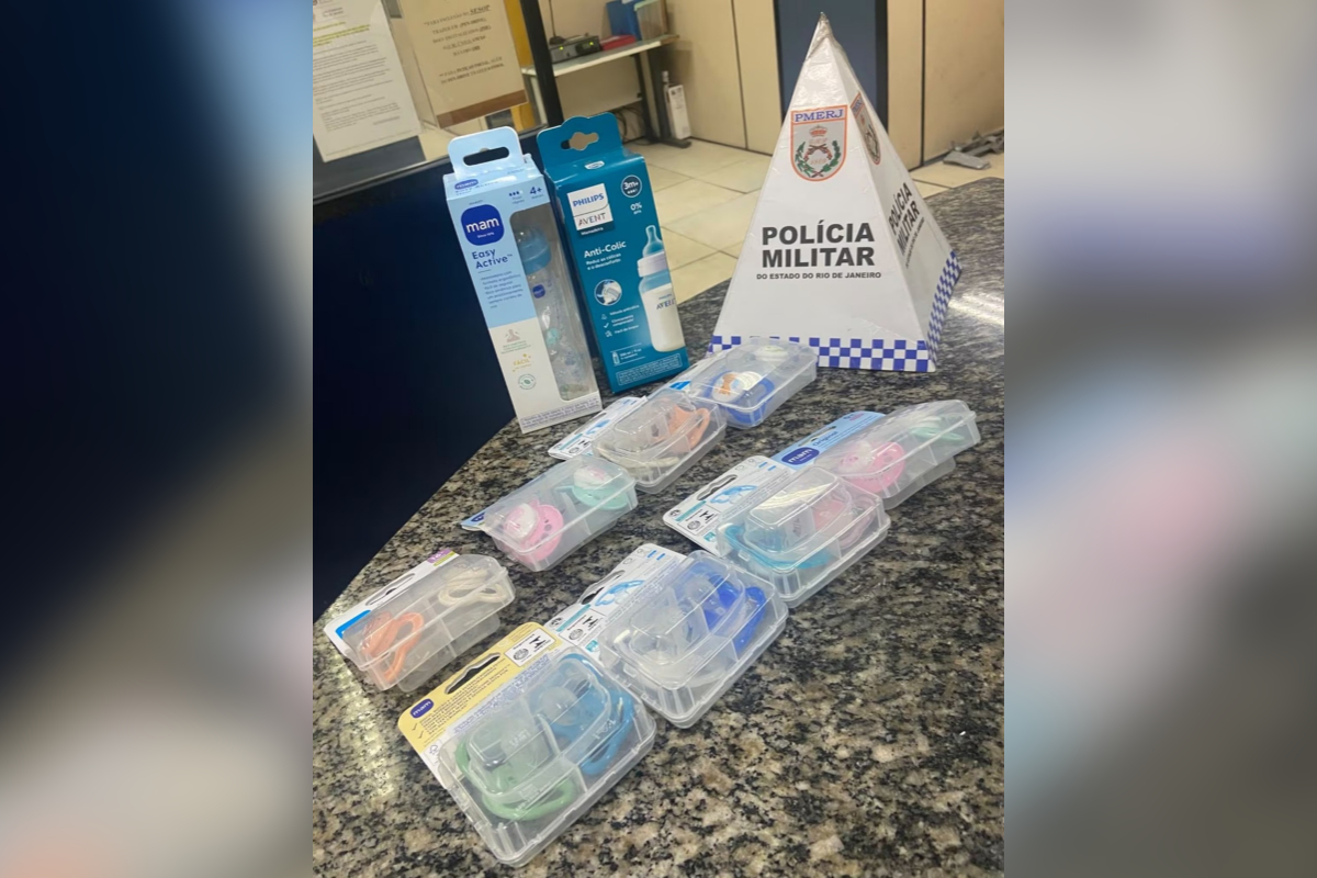 Mulher furta 16 chupetas e duas mamadeiras em shopping e é presa no RJ