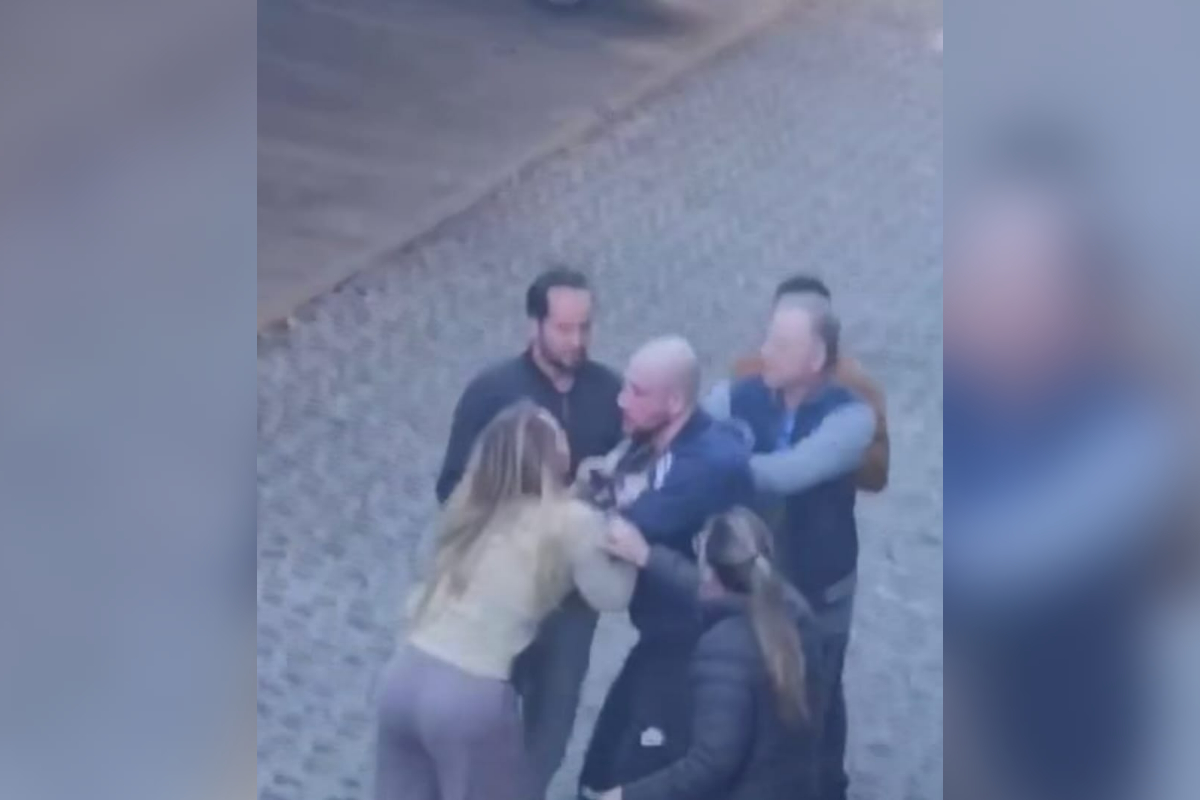 Pastora Renata Vieira brigando com entregador de móveis