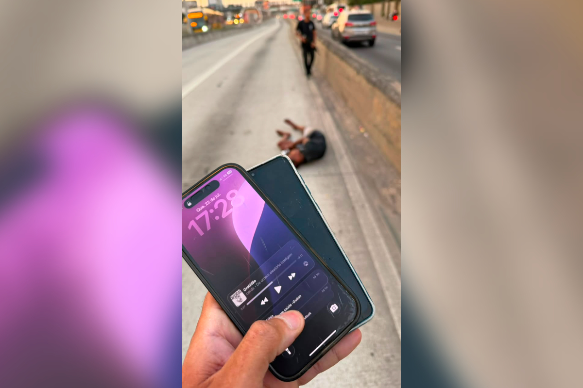 Imagem vinculada ao feed original: Com biscoitos no pescoço, falsos ambulantes assaltam motoristas no Rio