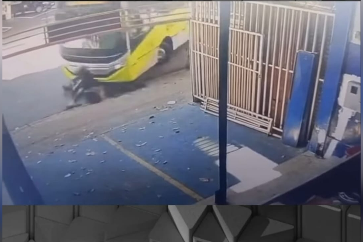 Imagem vinculada ao feed original: Motociclista parado em local proibido é atropelado por ônibus em BH